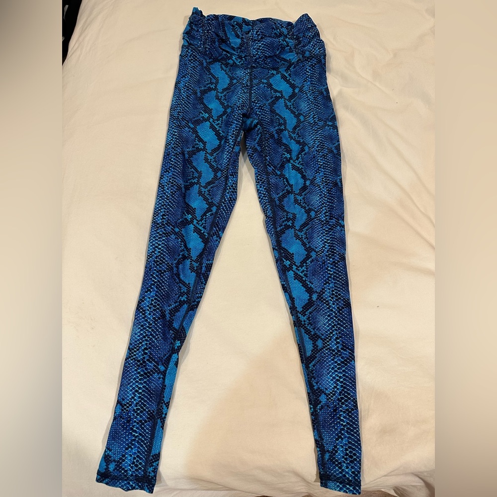 Super cute Body Language leggings NWOT size large!